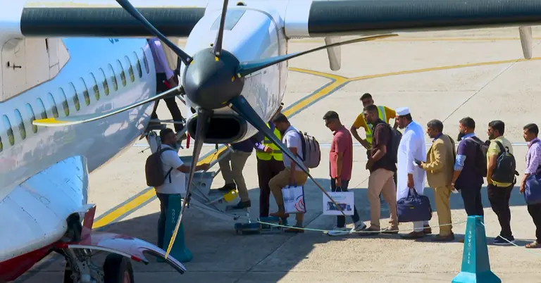 বিমানে যাত্রী ওঠার দৃশ্য